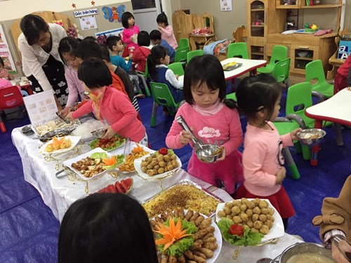 Các bạn nhỏ lớp B5 tham gia tiệc buffet tháng 3 